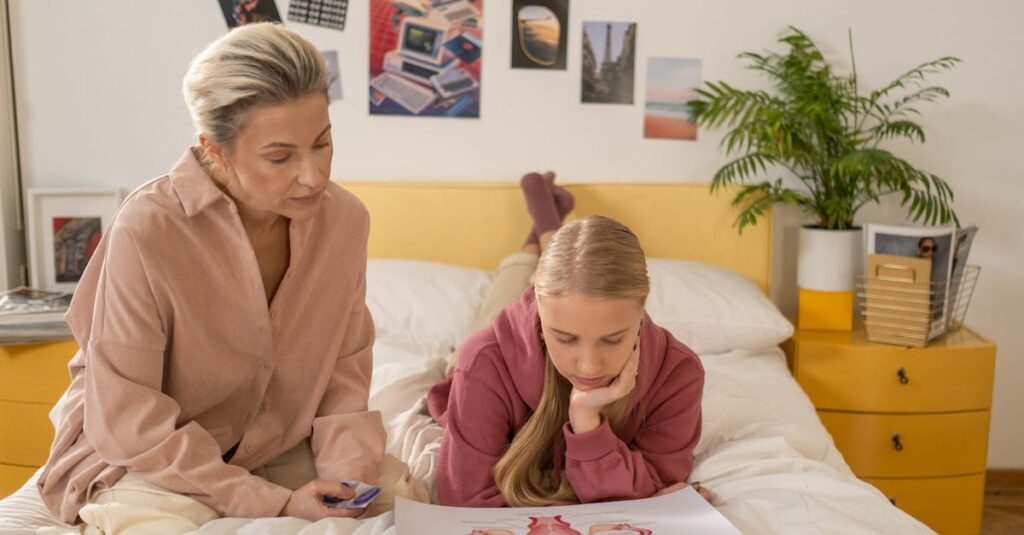 静かに息をのむ女性のやわらかなイラスト