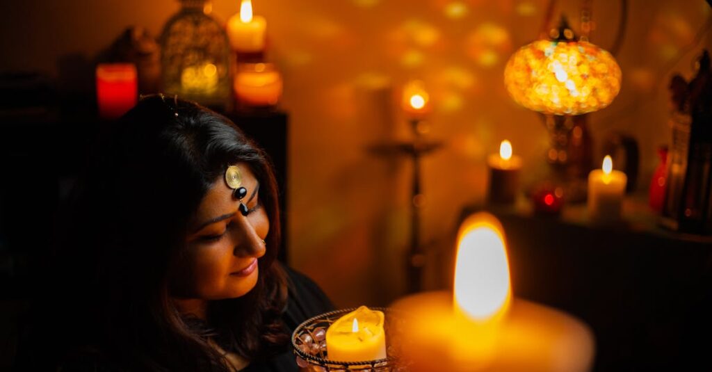 暗い部屋でろうそくの光が開かれた本を照らす。ページが柔らかく輝く、親密で癒しのある読書の情景。