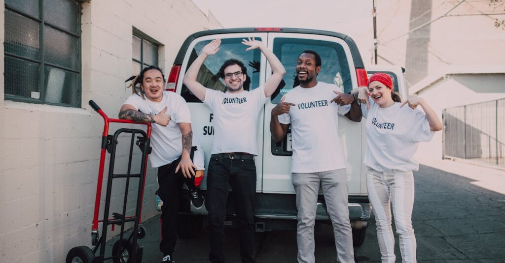 器用に立ち回るアニメの男性キャラクターが仲間のピンチを救い、信頼を得ていく成長のシーン。