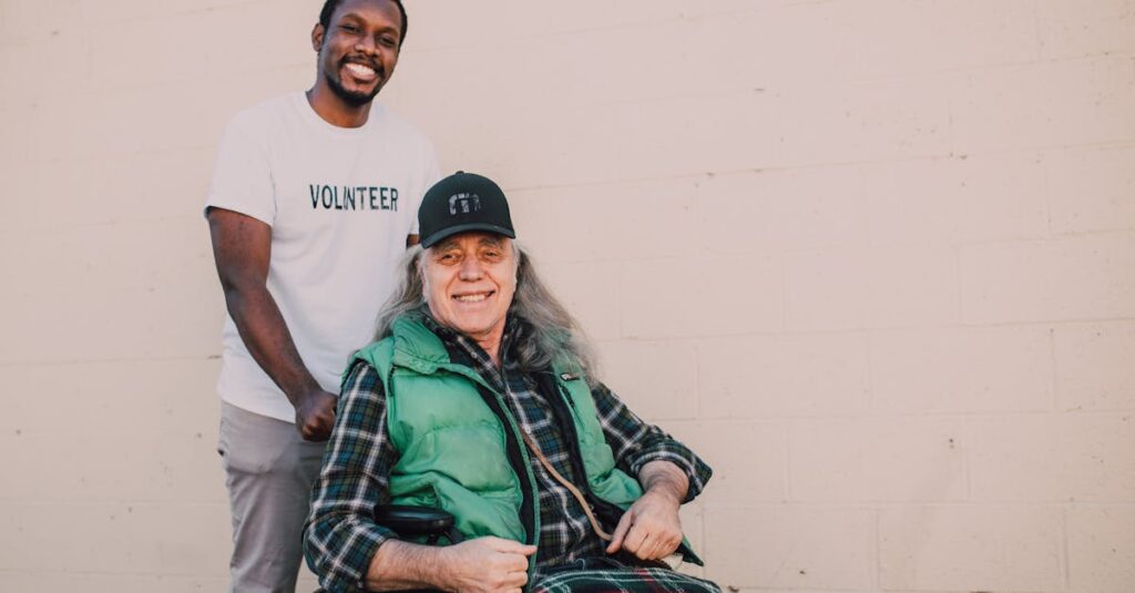 器用に立ち回るアニメの男性キャラクターが仲間のピンチを救い、信頼を得ていく成長のシーン。