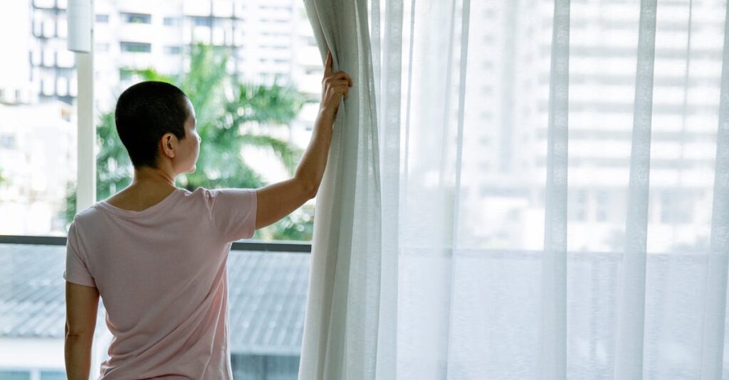 過去に傷を抱えながらも優しい表情で前を向き、誰かの役に立ちたいと願うアニメ女性キャラの感動的なシーン。