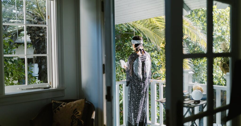 アニメキャラクターが星空を背景に自分の内面を見つめ直している感動的なビジュアル。