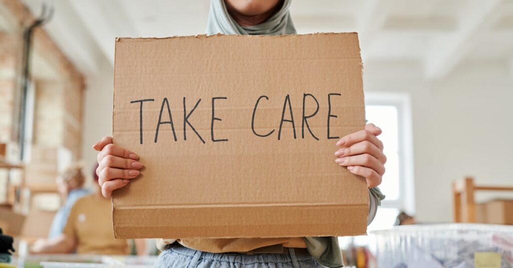 不器用だけれどもやさしい言葉を交わすふたりの静かな会話シーン