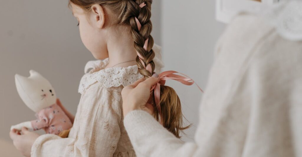 優しさに満ちた表情で人に寄り添うアニメの癒し系ヒロインキャラの描写。