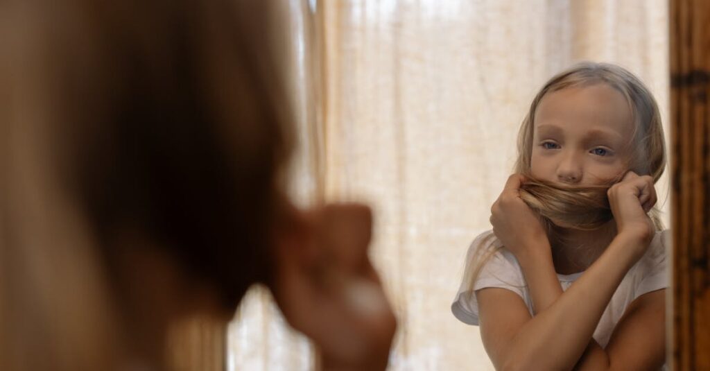 アニメの主人公が自分の価値を見つけて静かに笑っている感動的な場面。