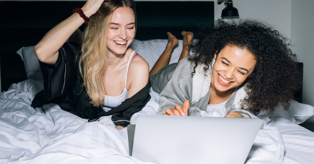 野原で寄り添う二人の少女のやわらかなイラスト