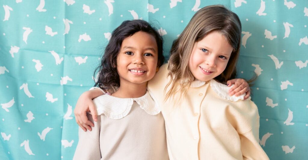 繊細で他人の感情に寄り添う優しいアニメの少女キャラクターの癒し系シーン。