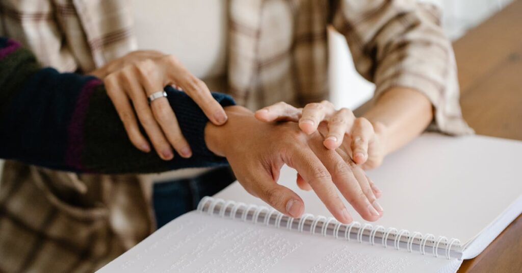 アニメキャラが仲間のピンチを支える裏方の活躍をしているシーン。