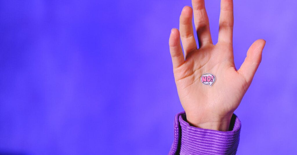 グループから離れひとり歩く人のやわらかなイラスト