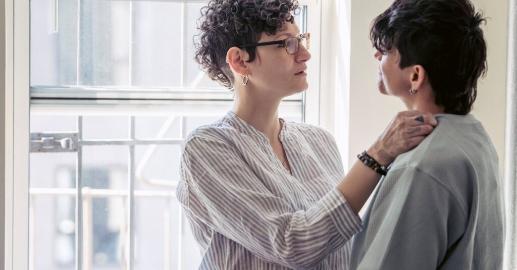 夕暮れの光の中に並ぶ四つのシルエット。触れ合ってはいないけれど、確かにそこに在る、ひとつの家族のかたち。