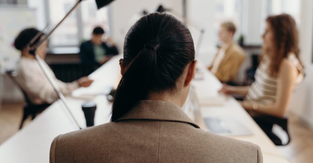 アニメ制作の打ち合わせ風景。スタッフが集まり企画を練っているイメージ。