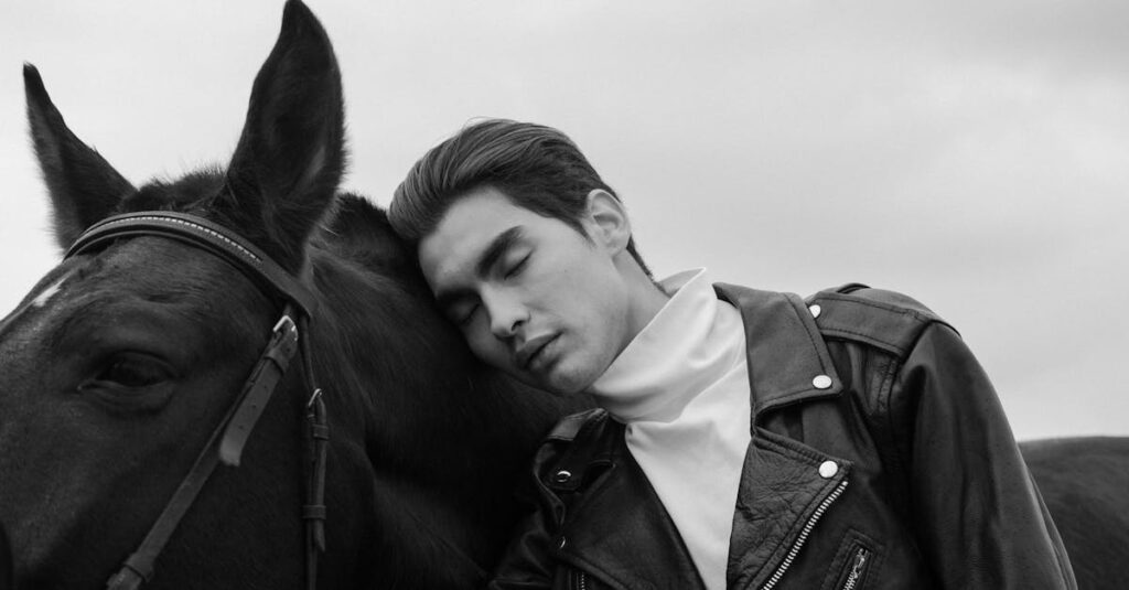 アニメの登場人物が深い名言を語るシーンで、BGMと演出が感情を引き立てている場面。