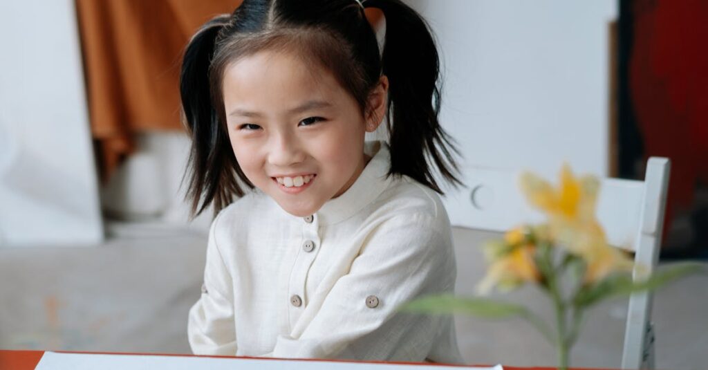 季節の中で成長していく少女の水彩イラスト