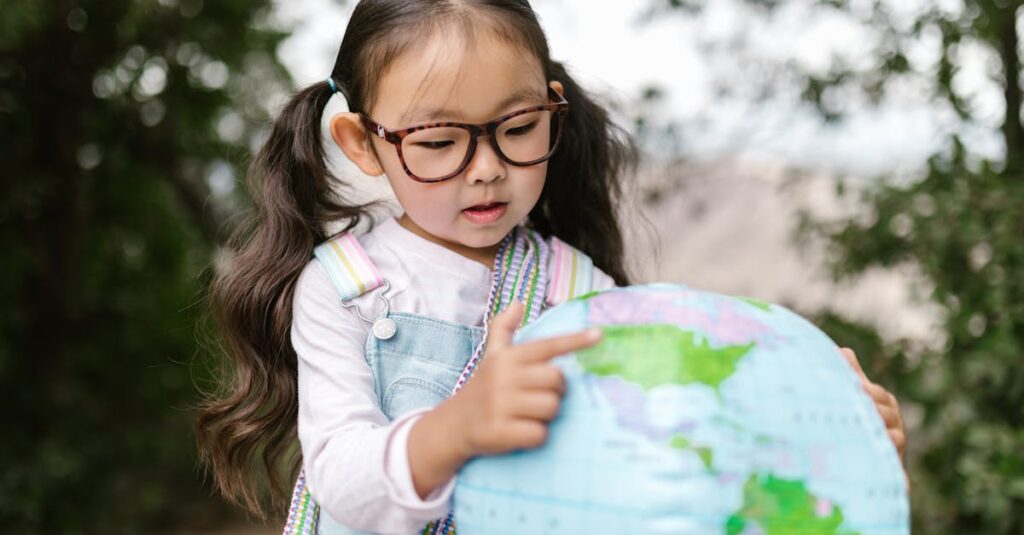 違う世界に惹かれる瞬間を象徴する、夕暮れの空を見上げる人物の横顔