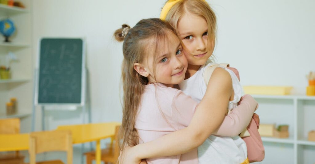 少女たちの強い友情と心の共鳴を描いた感動的なアニメシーン