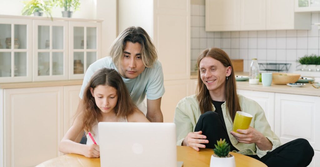 家庭のぬくもりに包まれる少女と優しい家族のアニメシーン