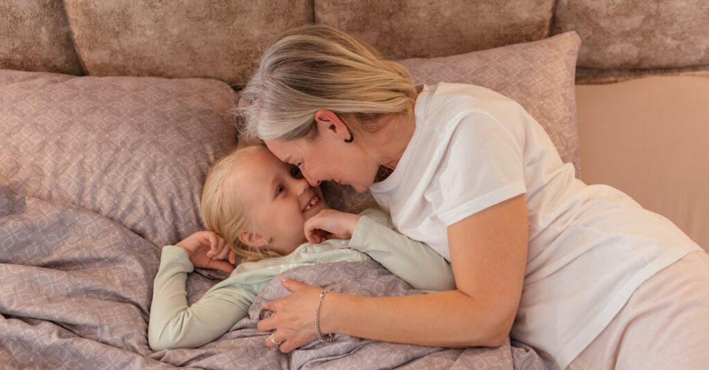 家庭のぬくもりに包まれる少女と優しい家族のアニメシーン