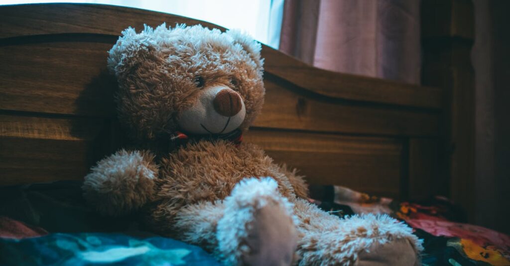 静かな音楽と光に包まれたアニメの感動的な場面