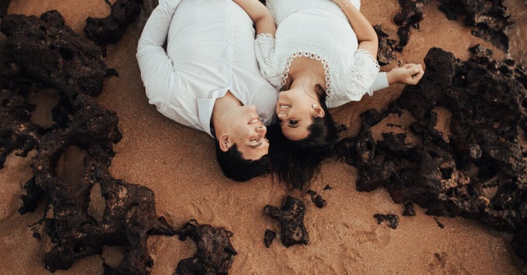 高校生たちが夏の海で笑いあう青春ラブコメのワンシーン