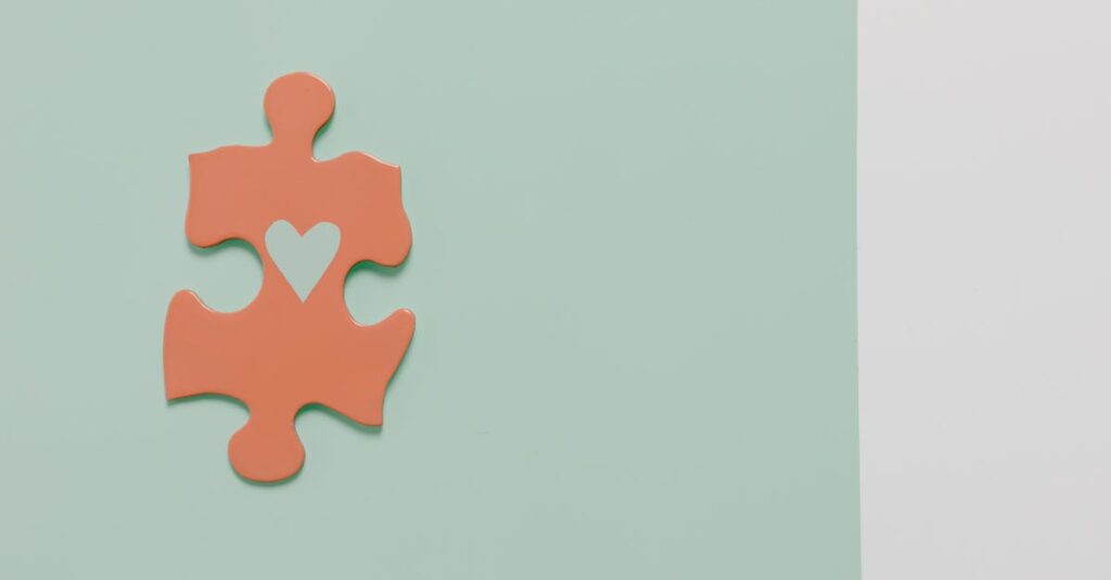 温かみのある色調でぴったり組み合わさる二枚のパズルのピース。補い合うつながりを示すようなクローズアップ。