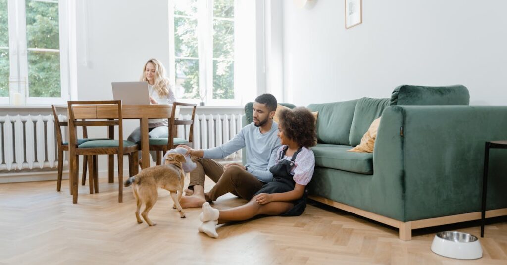 不器用ながらも深い愛情を抱くツンデレ系のアニメ男性キャラが真剣なまなざしで想いを伝える場面。