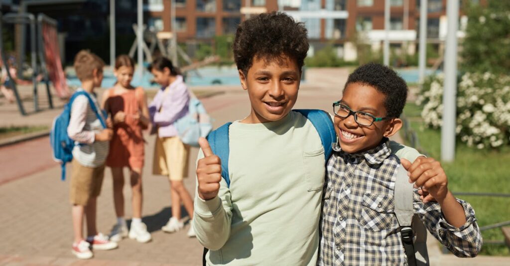 主人公たちを静かに支える周囲の人たちのイメージ