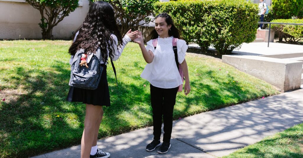 学校の友人たちが語り合う、友情と絆を表す漫画のワンシーン