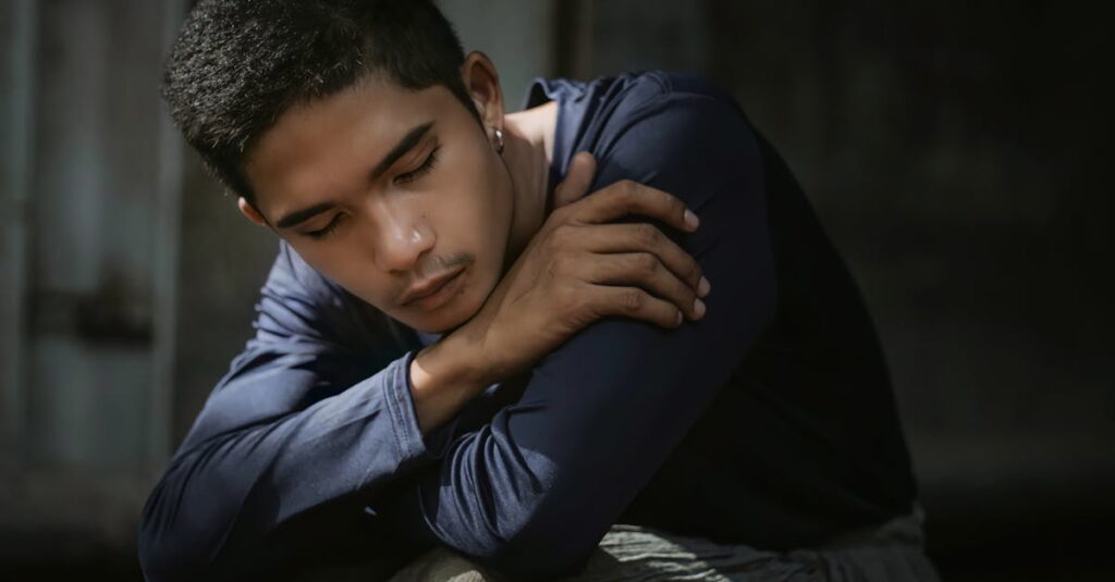 静かに前を見つめる誠実な青年のやわらかなイラスト