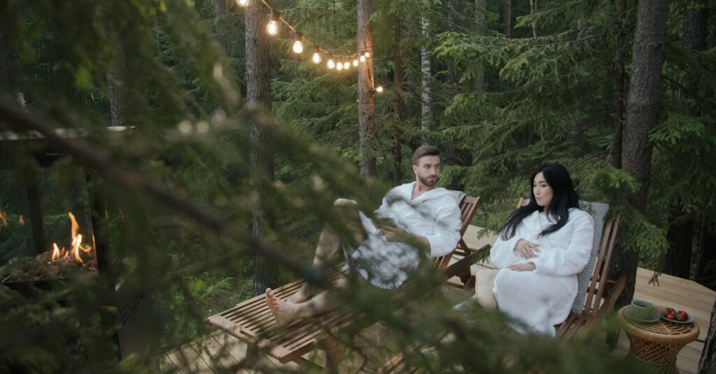 夕暮れのベンチで静かに並ぶふたりのやわらかなイラスト