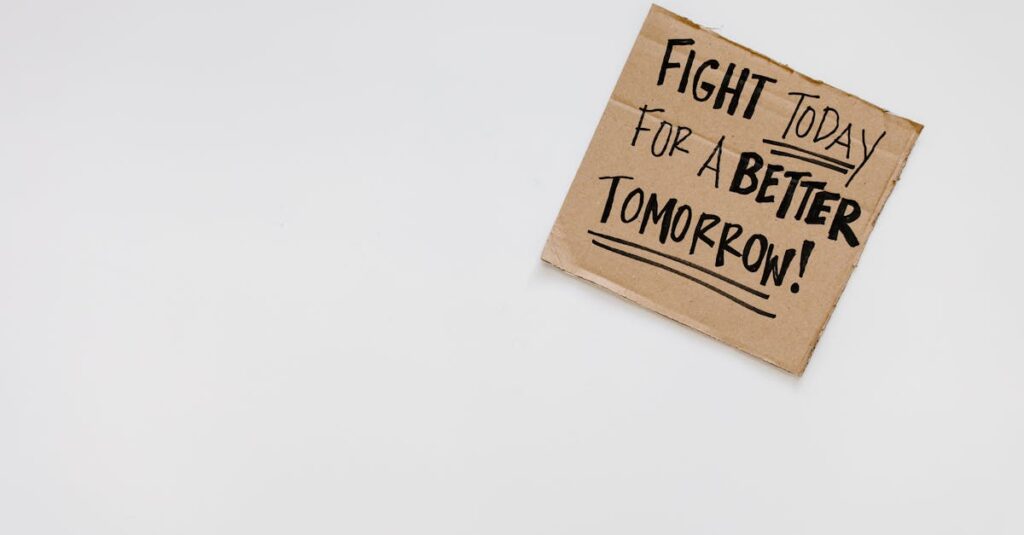 未来の自分が静かに今の自分を導く幻想的な光景の中に立つ人物