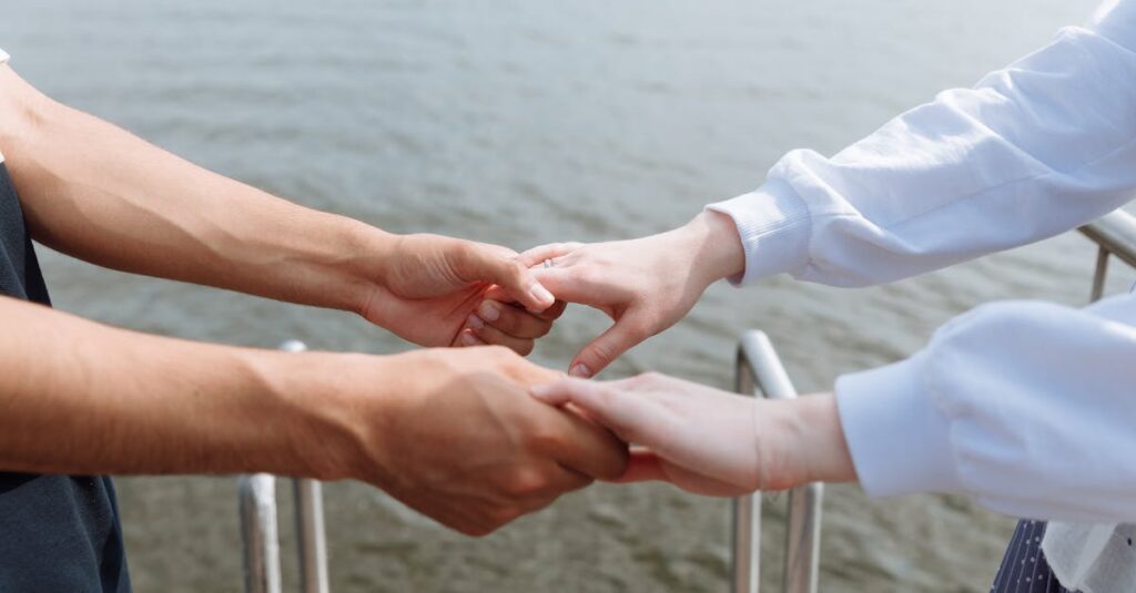 心を許し始めた子どもと主人公が静かに手をつなぐ、信頼の芽生えを感じさせるアニメの感動シーン。