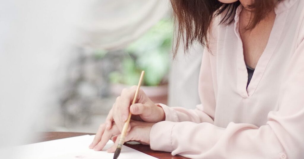 やわらかな光の中で手紙を読む人の水彩イラスト