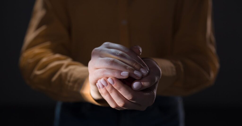 静かに寄り添う二人。言葉より先に伝わる、不器用な優しさ。