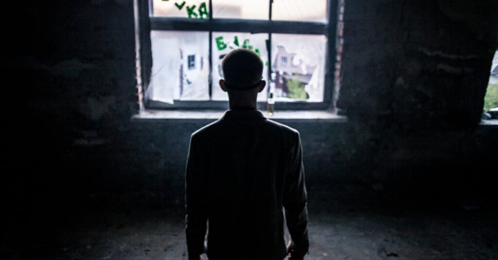 人混みの中でひとり静かに立つ人のやわらかなイラスト