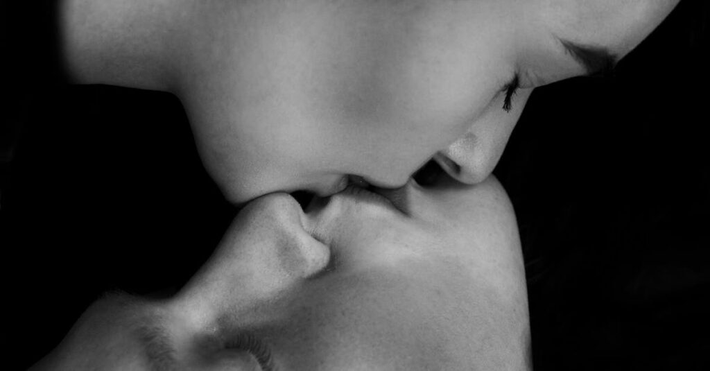 不器用だけど心を通わせる高校生カップルの穏やかな漫画のワンシーン