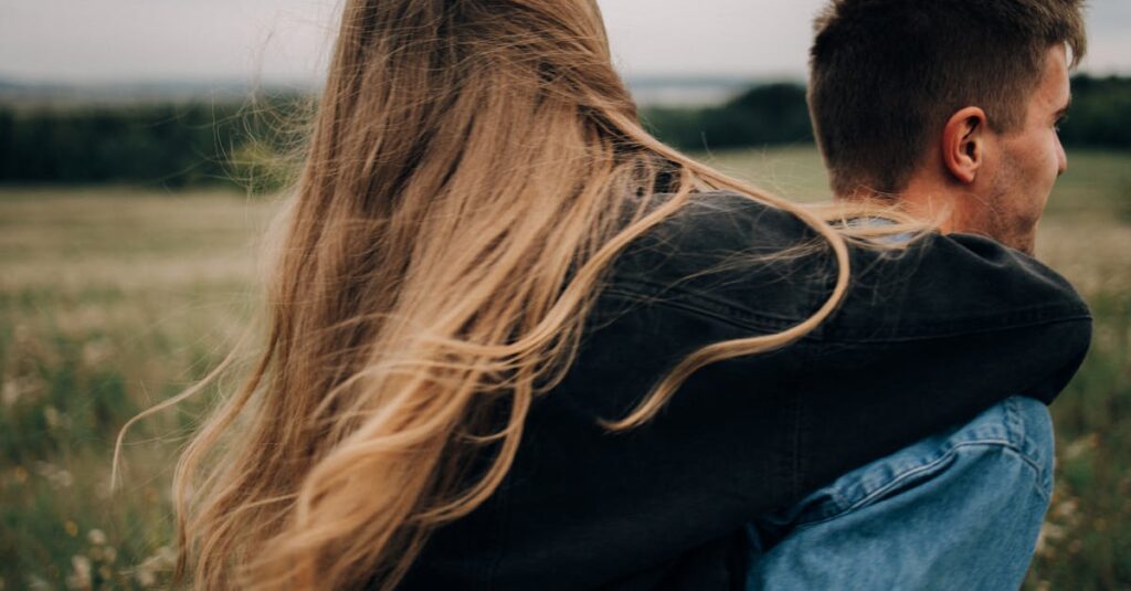 静かな変化を受け入れながら歩き出す女性の後ろ姿と柔らかな空の色