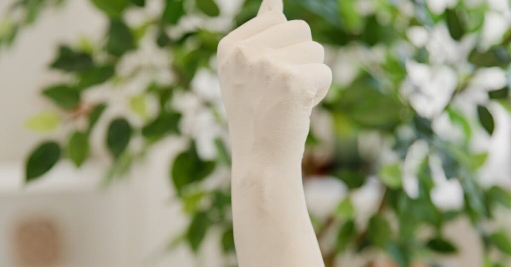 静かにそっと寄り添う優しさを示す手の手元と温かい光のイメージ