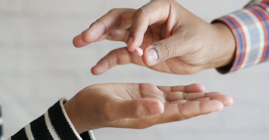 他人の幸せを願いながらも少し疲れた表情の女性が、自分の心と向き合おうとしている場面