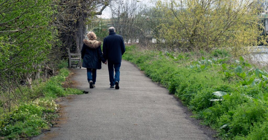並んで歩く二人。恋が心に静かな変化をもたらす、やわらかな春の道。