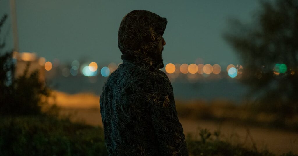 ひとり静かに立つ人。強がりの裏に隠れた、誰も知らない孤独。