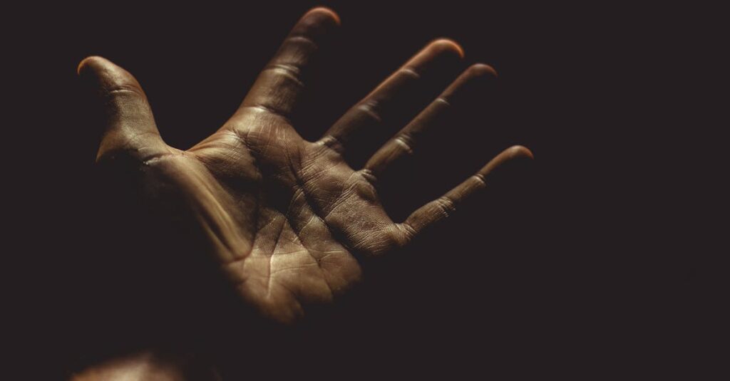 静かにそっと寄り添う優しさを示す手の手元と温かい光のイメージ