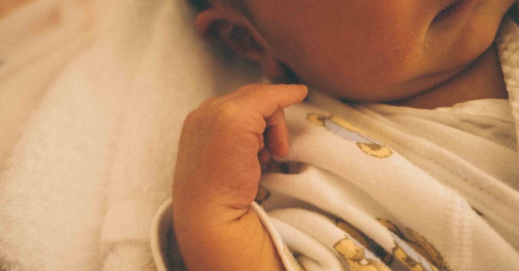 人間関係を変える静かな一歩を象徴する、小さな花を踏み出す足元