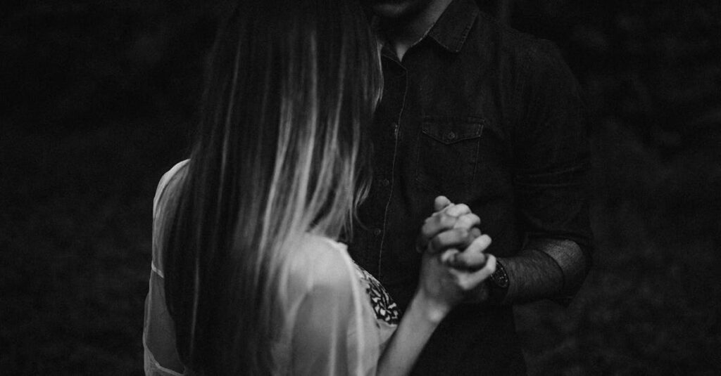 静かにそばにいるやさしさを象徴する温かな光と影のイメージ