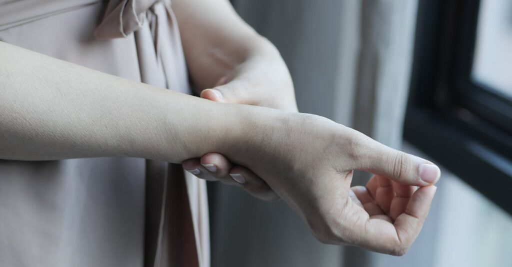 自分が我慢していたと静かに気づく瞬間の女性