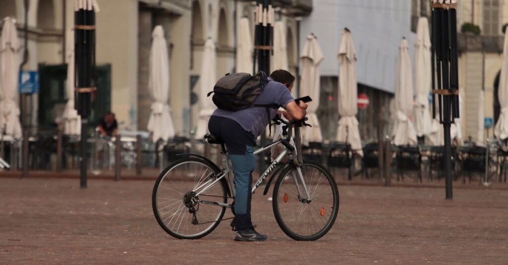 日常の中でふと立ち止まり違和感を感じる女性