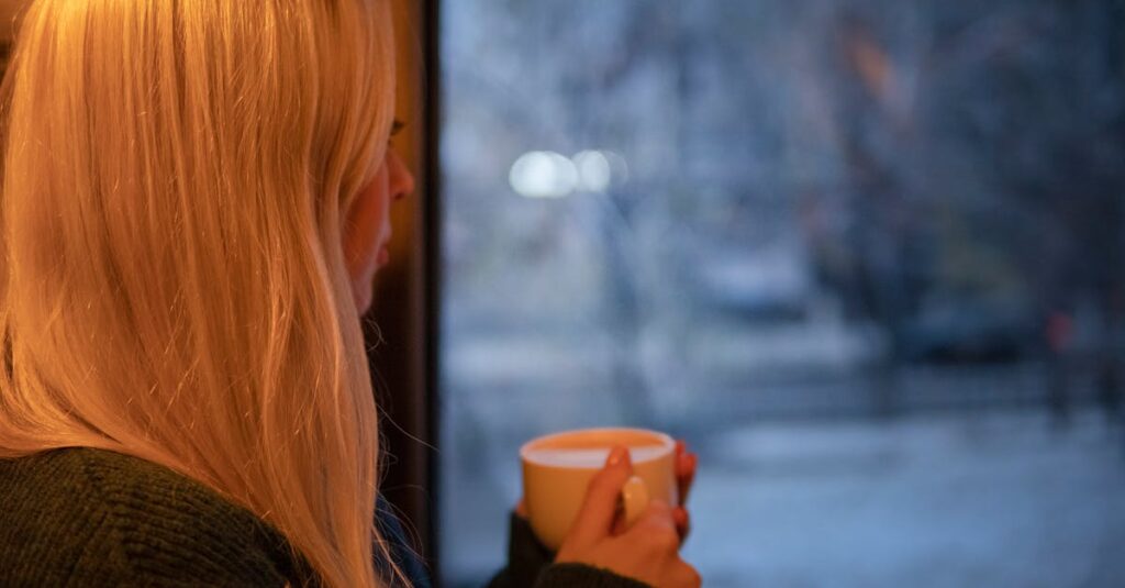 窓の外をそっと見つめながら恋心を抱える女性
