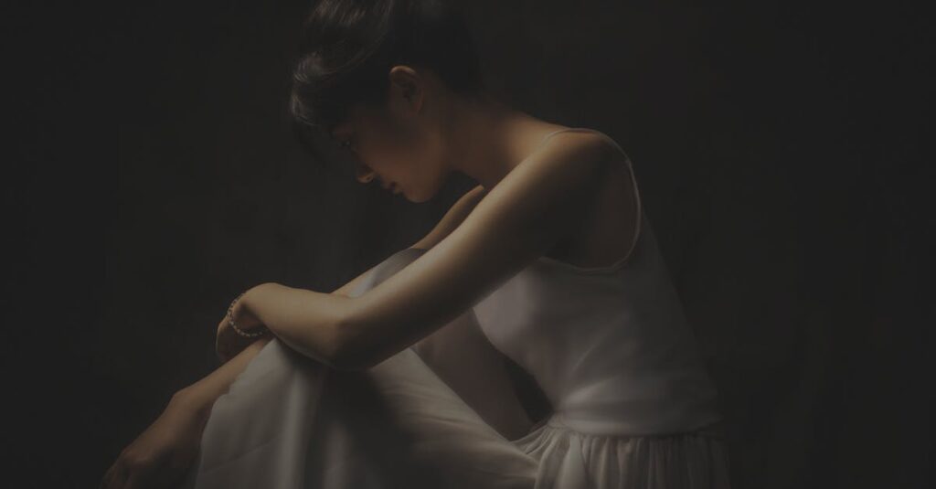 自分の内側の声に静かに耳を澄ませている女性