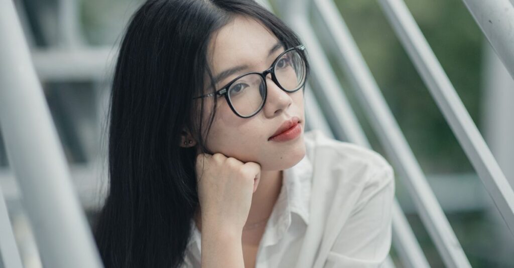 好きなものをそっと胸にしまっている女性の静かな横顔