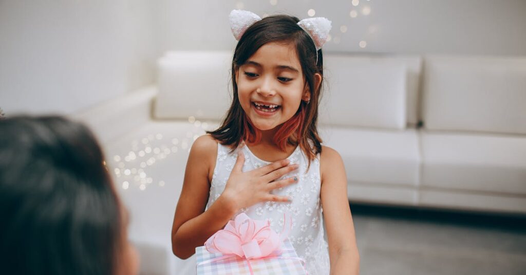 やさしさをそっと受け取って微笑む女性