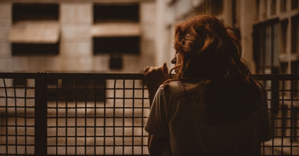 過去の恋の痛みが今の一歩を止めている女性の静かな表情